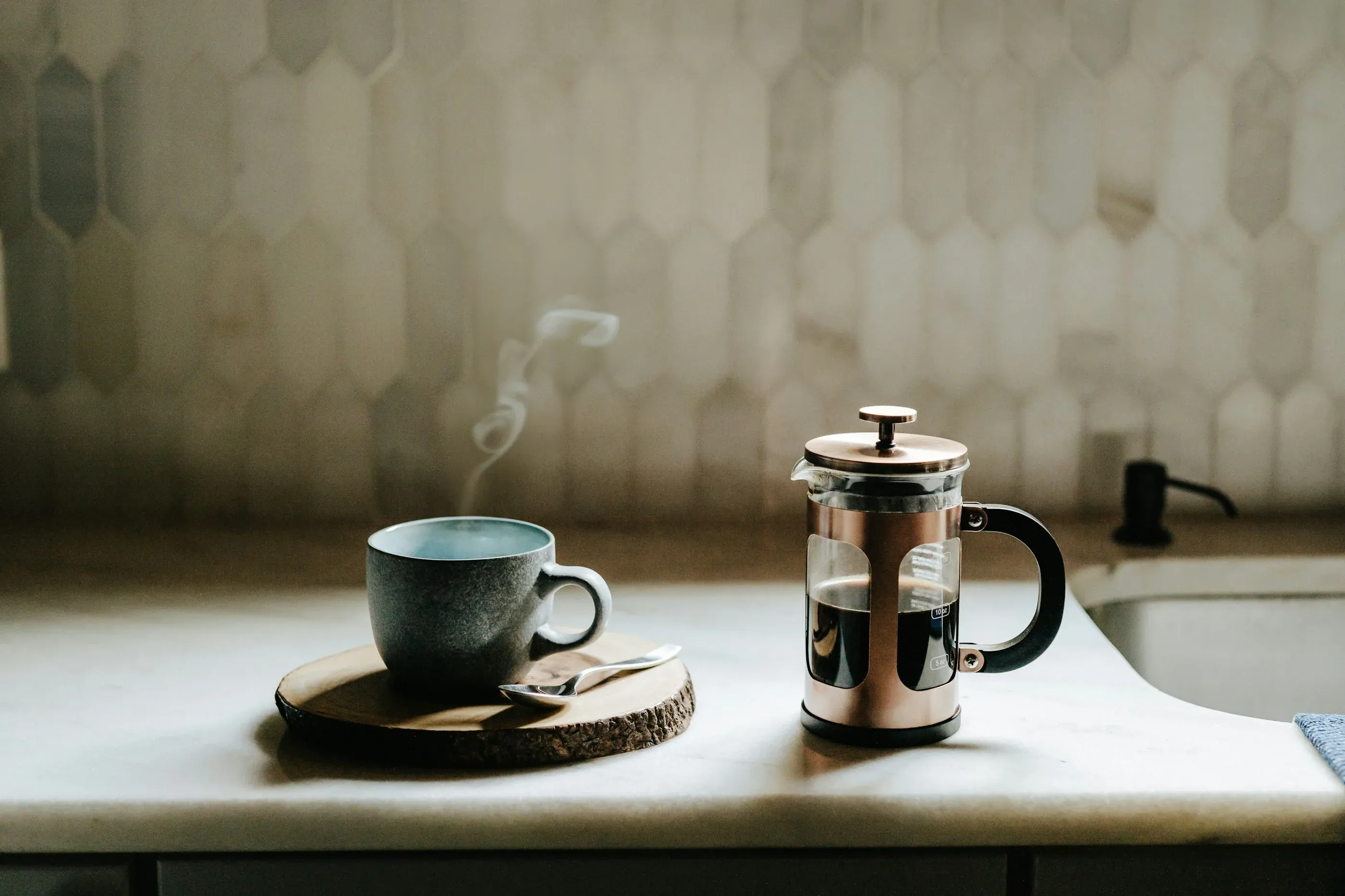 Koffie zetten met een French press op het aanrecht