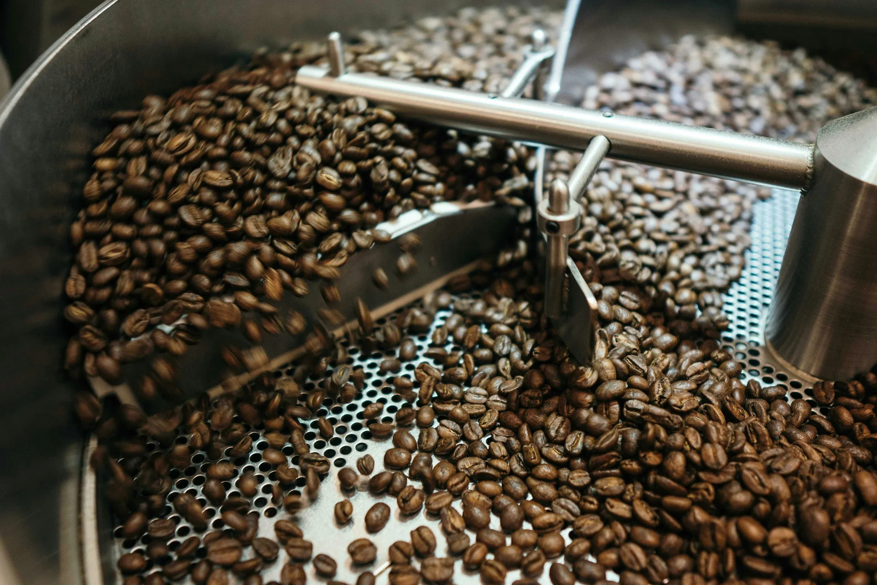 Koffiebonen koelen af na het branden