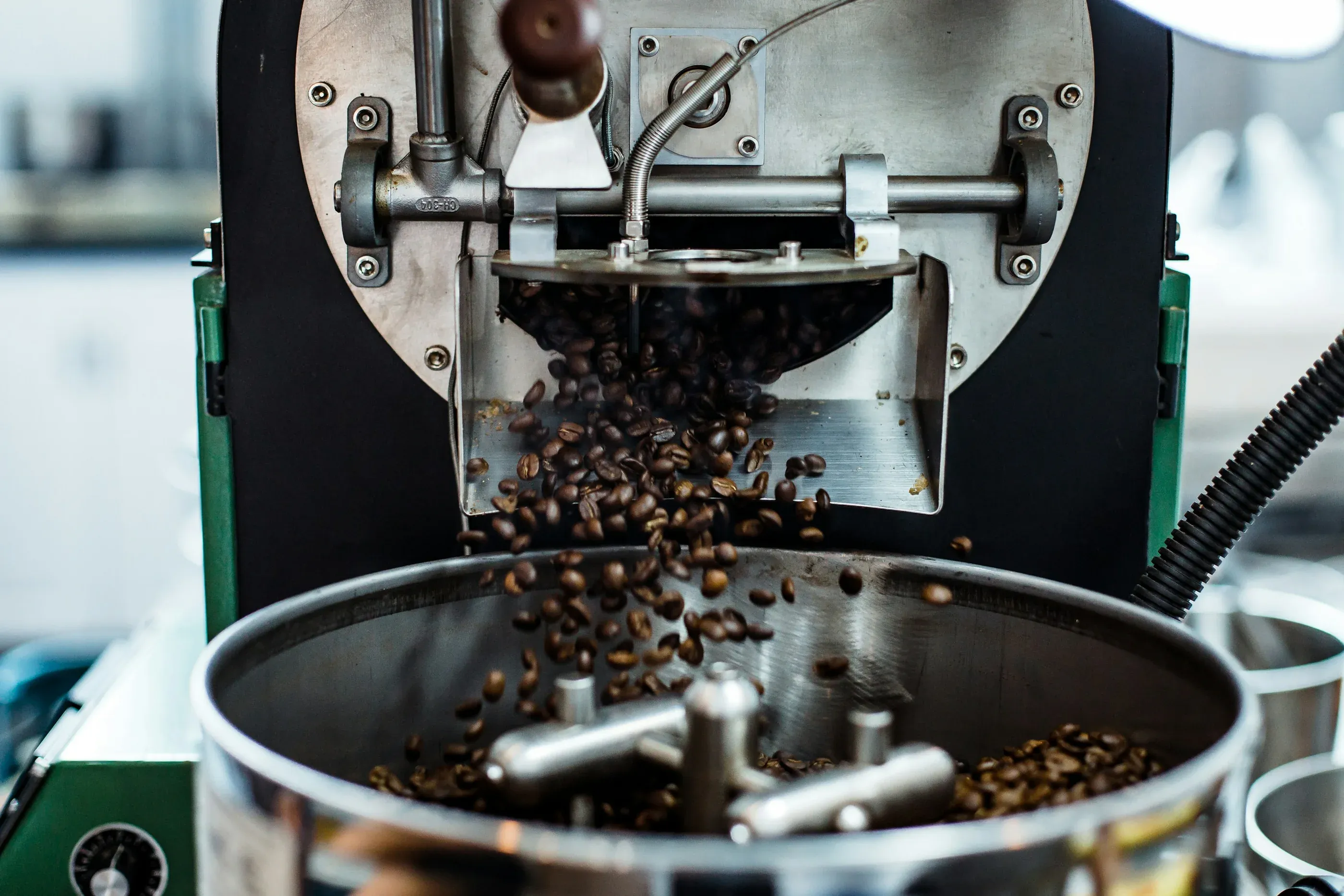 Koffiebonen komen net uit de brander
