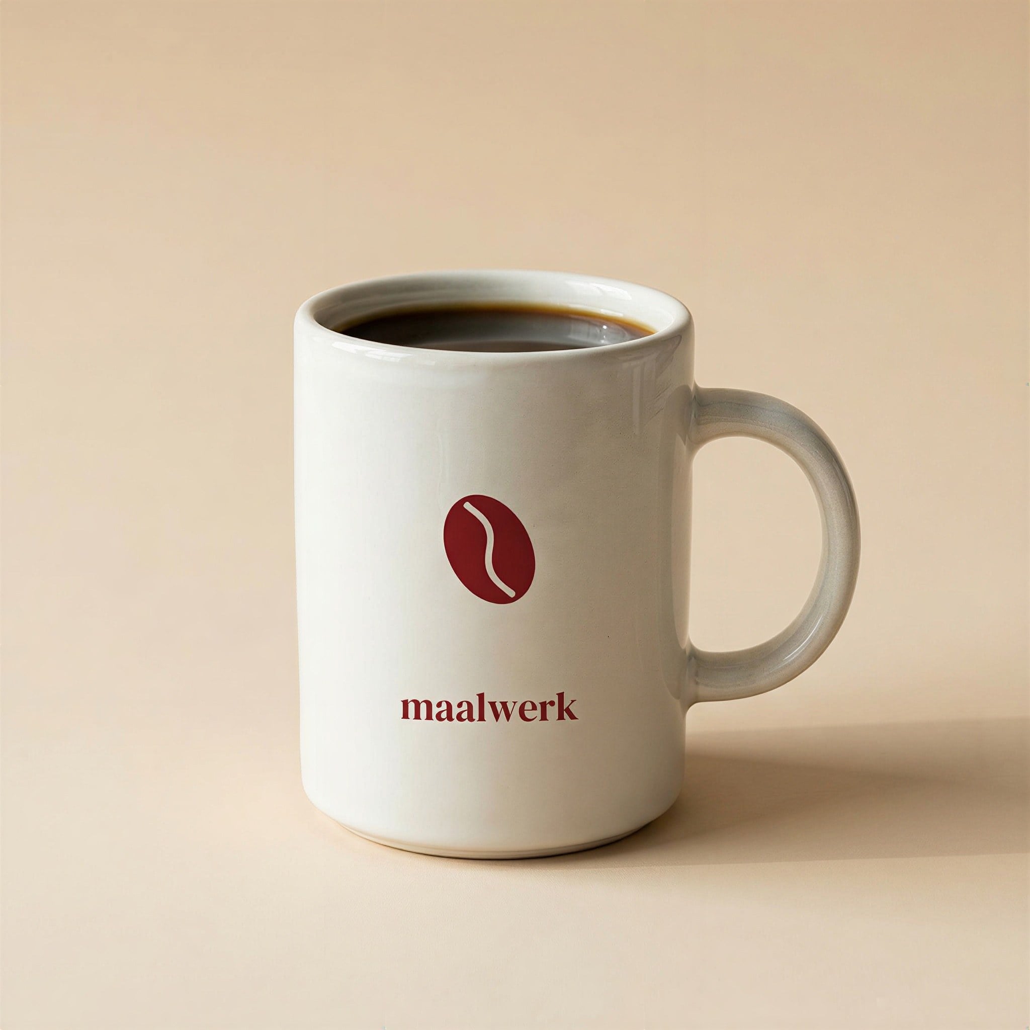 Off-white mok met rode koffieboon en Maalwerk